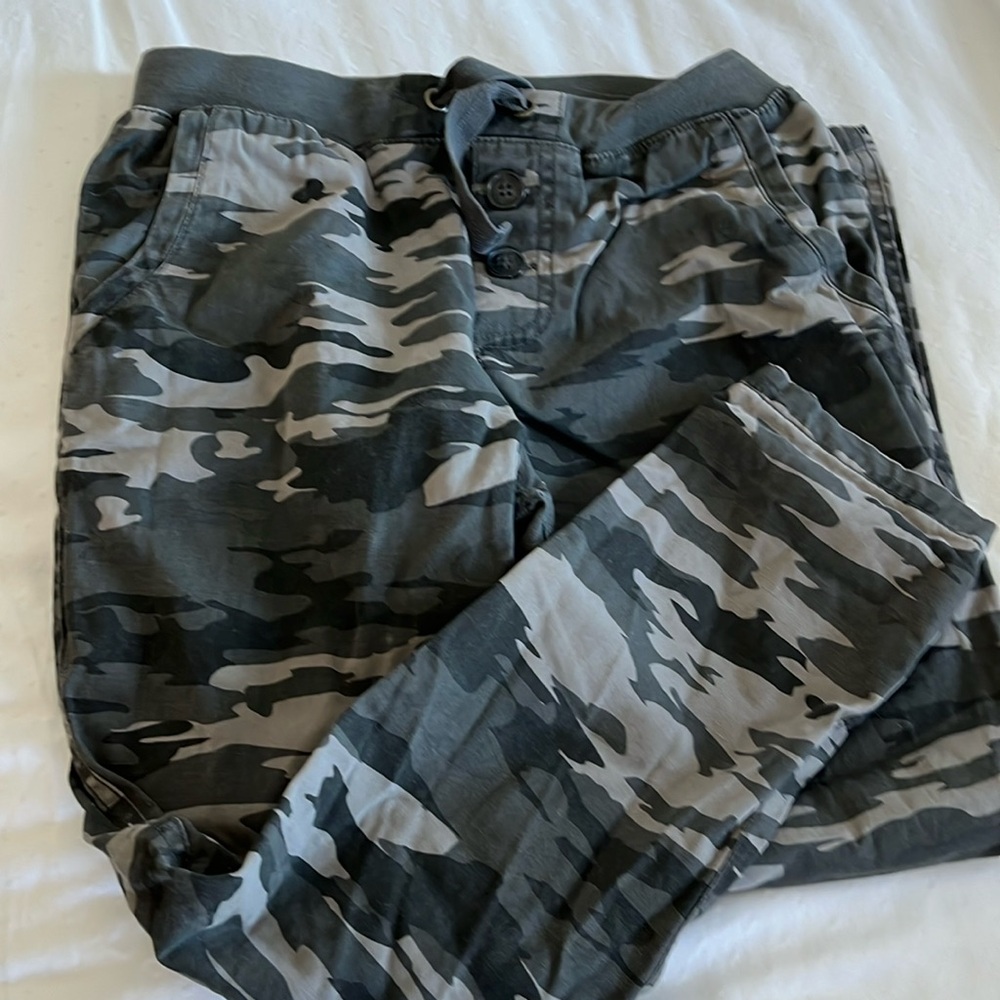 Wheat boys camo pants Size 8 with drawstring waist. GUC